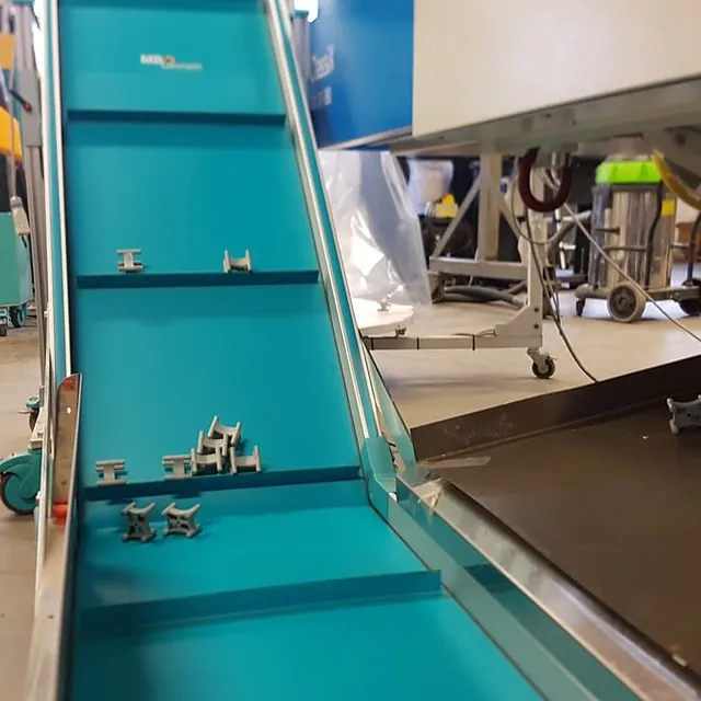  Samlebånd med produkter